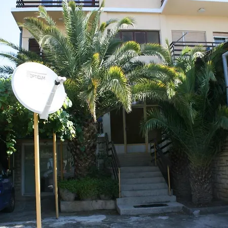 Guest house Quadruple Starigrad 6637j